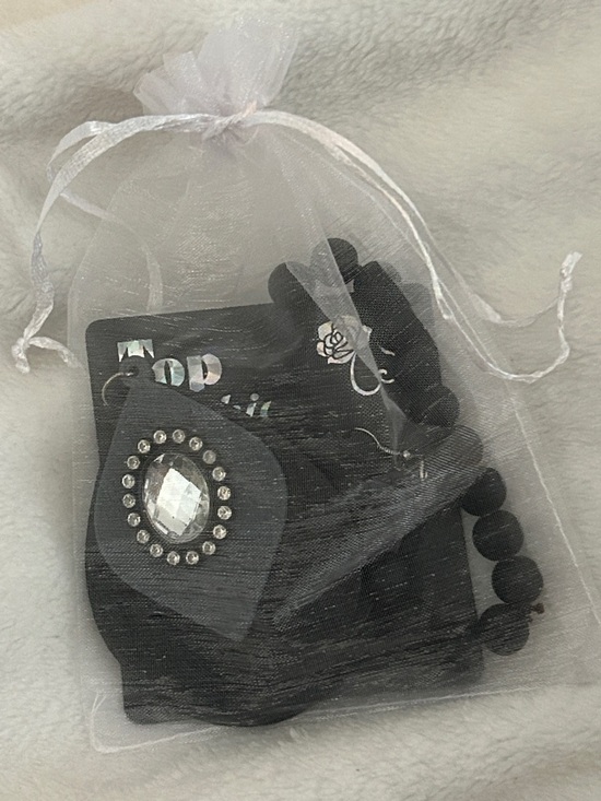 Black Beaded Bracelet with Black Teardrop Crystal Earrings - Picture 4 of 4